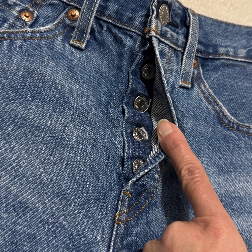 Levi’s 501 ButtonFly Denim Shorts-Sz 26-Distressed Raw Hem-EUC-100% Cotton - Picture 12 of 12